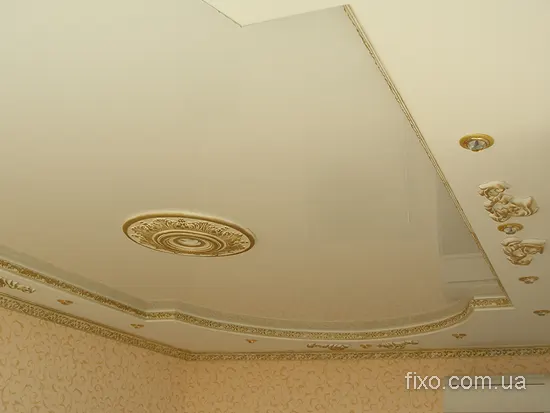 глянцевый потолок с классической розеткой