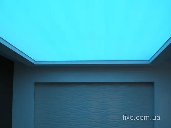 потолок светится голубым цветом