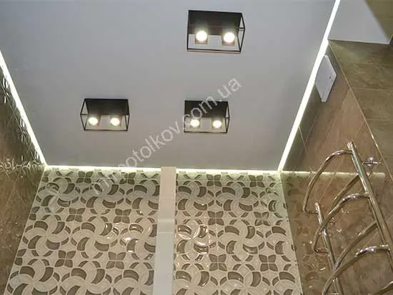 парящий натяжной потолок для ванной