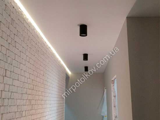 подсветка из-за потолка визуально расширяет узкий коридор