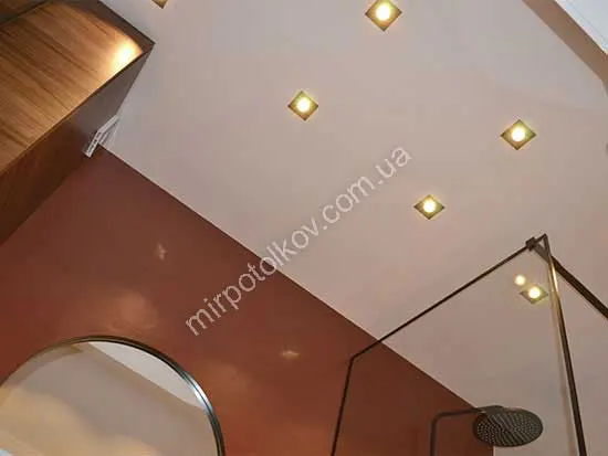 квадратні світильники в натяжній стелі