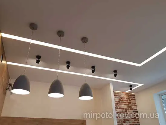 световые линии на потолке зонируют студию и кухню