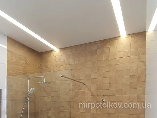 лінії LED на стелі у ванній
