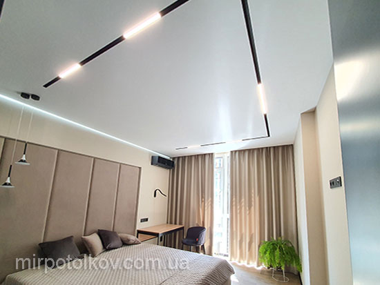 современный потолок в спальне