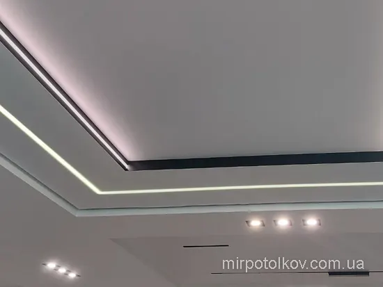 двухуровневый натяжной потолок с подсветкой