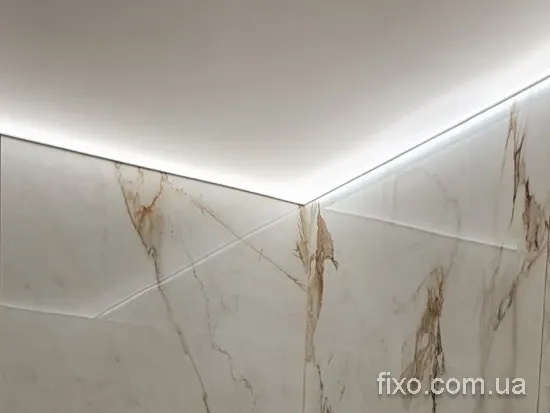 светящийся потолок в ванной