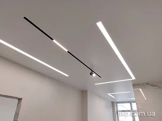 световые линии LED на натяжном потолке