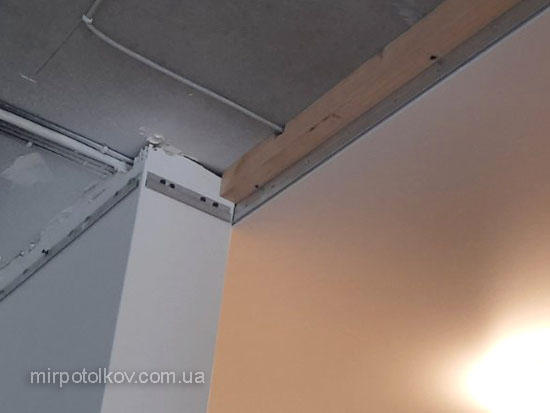 стык двух натяжных потолков - прикручиваем стеновой к потолочному