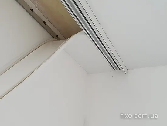 монтаж профиля-карниза в натяжной потолок