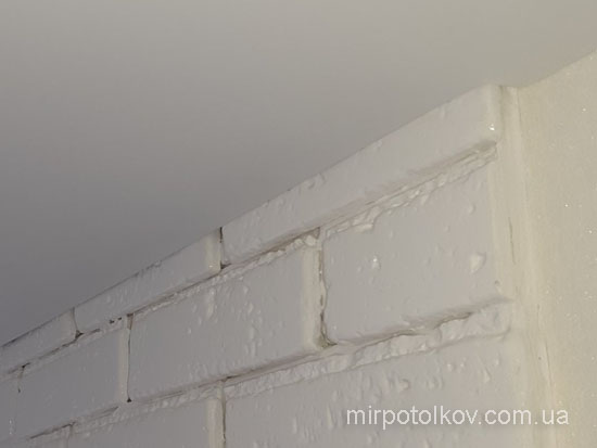 натяжной потолок на кирпич (брусок и потолочный профиль)