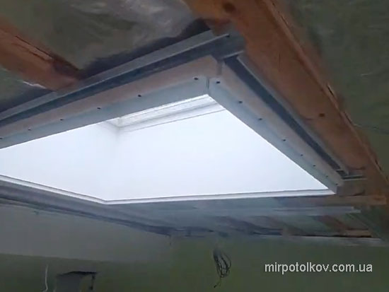 монтаж натяжного потолка с окном мансарда