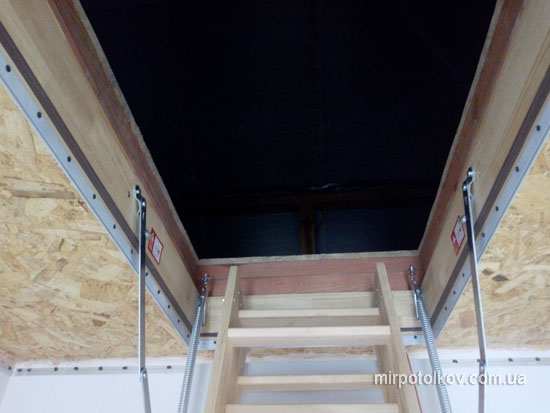 обход лючка с лестницей натяжным потолком