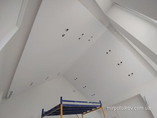 монтаж светильников на наклонном потолке