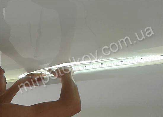 LED-лента приклеена на профиль для натяжного потолка за пленкой