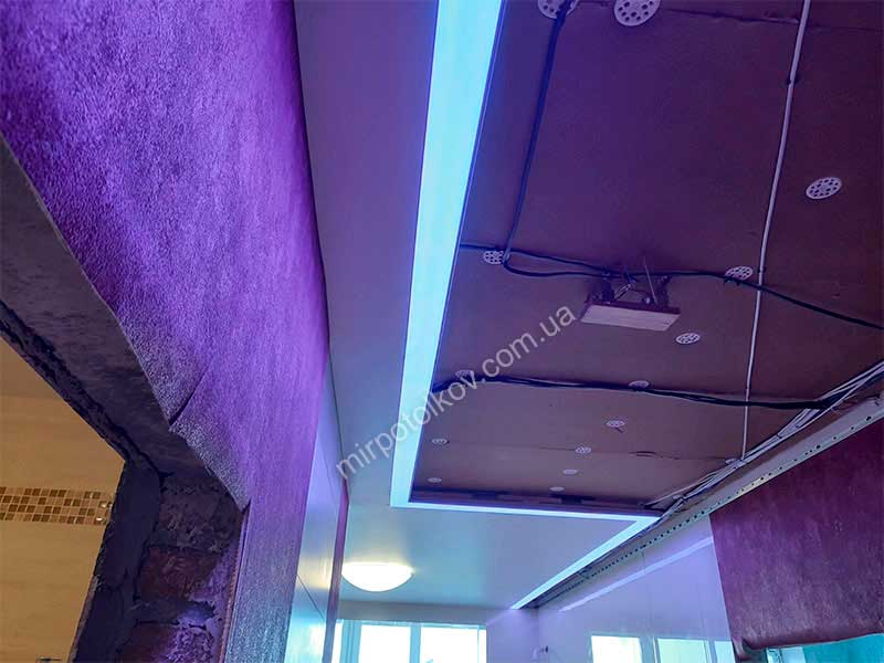 монтаж натяжного потолка со световой линией