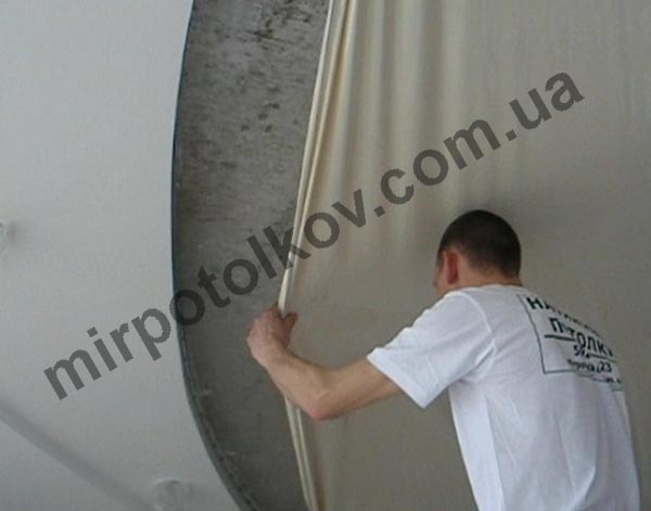 монтаж криволинейных отрезков натяжного потолка