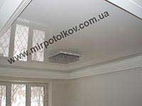 классический натяжной потолок в зале