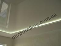 фото глянцевого потолка с подсветкой