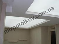 светящийся полупрозрачный потолок в гостиной