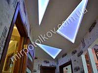светящиеся треугольники на потолке в прихожей