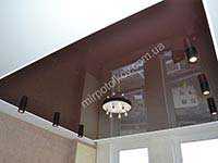 коричневый глянцевый потолок в интерьере спальни