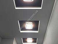 квадраты с подсветкой на потолке в коридоре