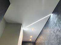световая линия с потолка на стену в коридоре