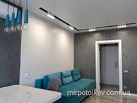 потолок с нишами для светильников в интерьере гостиной
