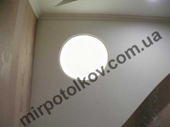 полупрозрачная пленка на стене с подсветкой