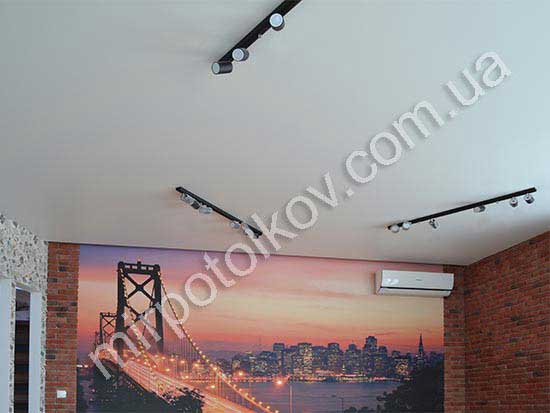 сатиновый натяжной потолок фото