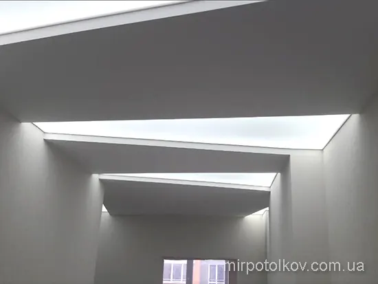 двухуровневый натяжной потолок со светящимися полосами