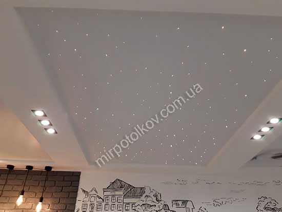 светящиеся звездочки на белом натяжном потолке