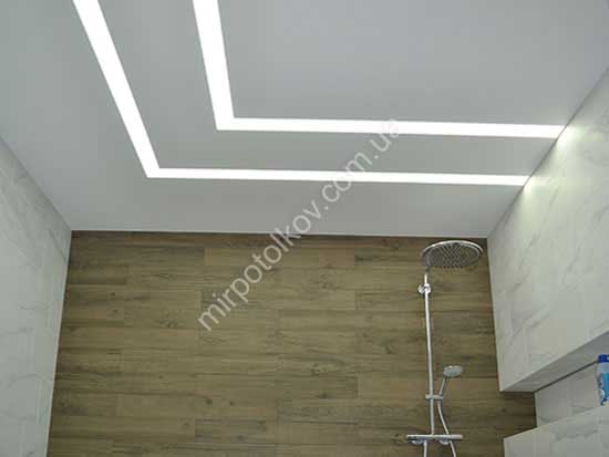 світлові смуги на натяжній стелі - основне освітлення у ванній