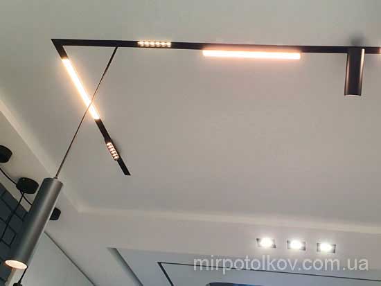 трековые магнитные светильники встроенные в натяжном потолке