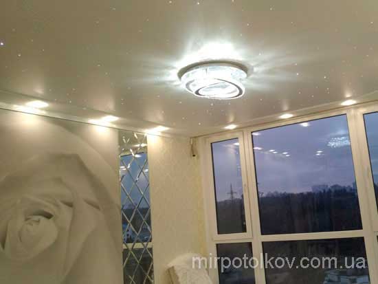 звездное небо на белом натяжном потолке в спальне