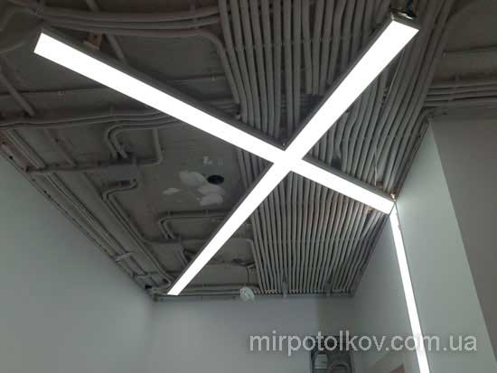 процесс монтажа световых линий на провода на потолке