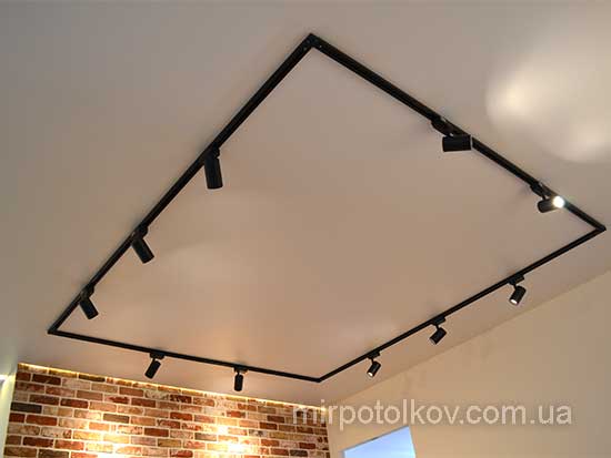 лед-подсветка матового натяжного потолка по одной стене