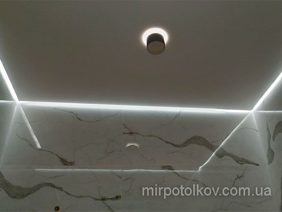 матовый потолок и глянцевая плитка с подсветкой