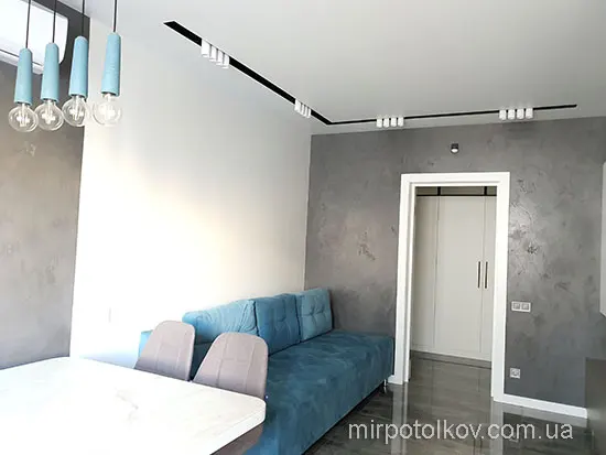 потолок с нишами для светильников в интерьере гостиной