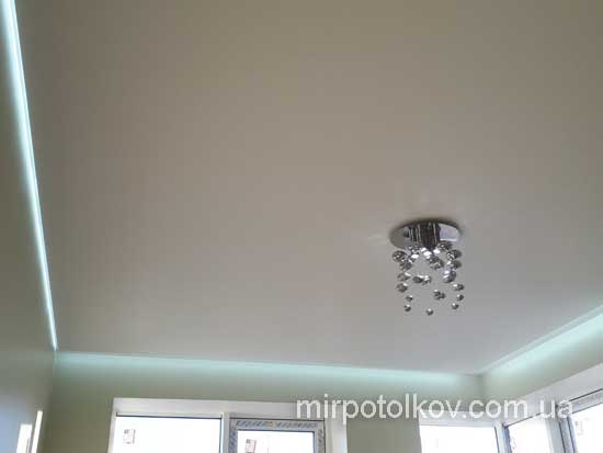 натяжной потолок со скрытой подсветкой в гостиной