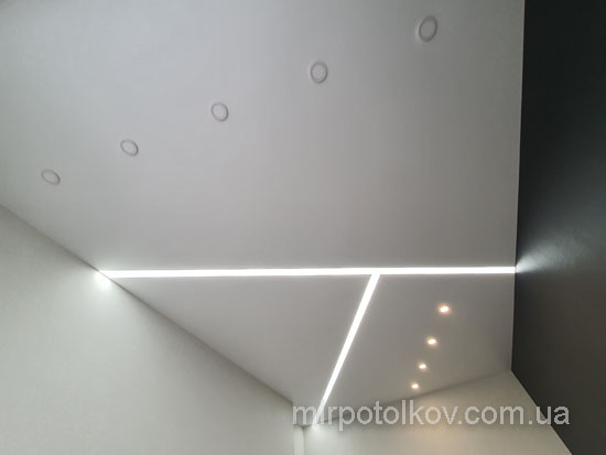 сучасний дизайн стелі зі світловими полосами