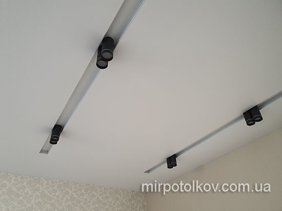 белые ниши в белом потолке с накладными светильниками встроенными