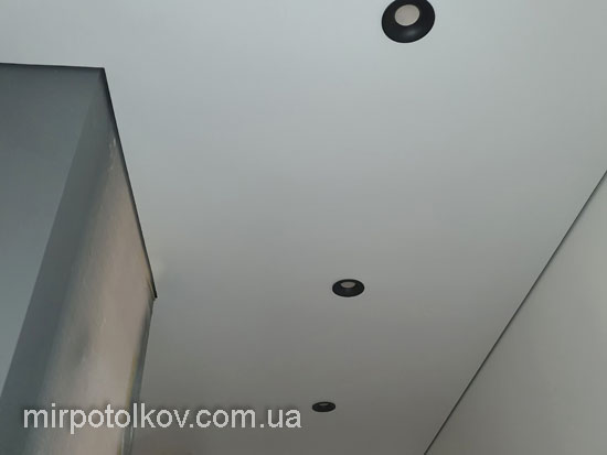 натяжной потолок с теневым примыканием в ванной