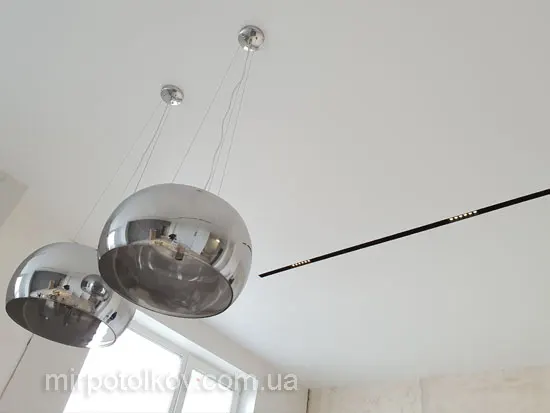 трековый светильник в натяжном потолке на кухне