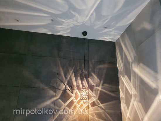 сатиновый натяжной потолок в ванной