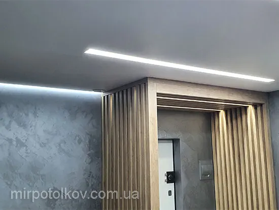 световые линии на потолке и деревянные рейки