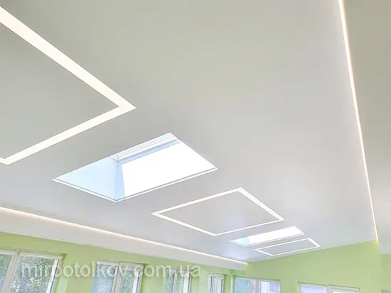 светящийся потолок над бассейном