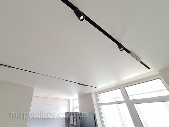 современный сатиновый натяжной потолок