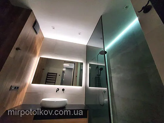 сучасний дизайн стелі для ванної
